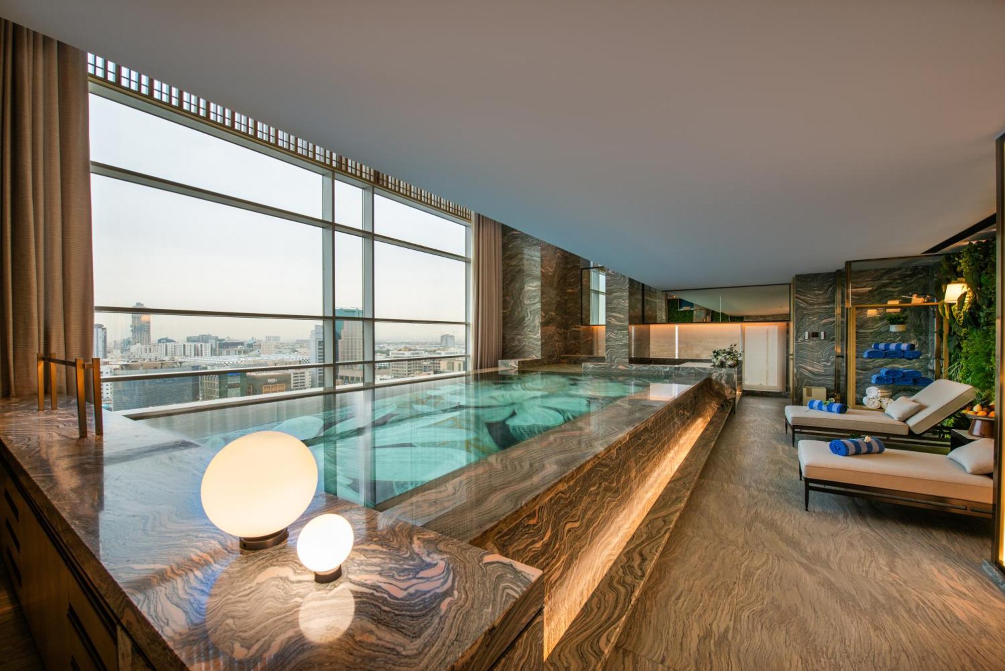 Narcissus The Royal Hotel الرياض المظهر الخارجي الصورة The pool at the 39th floor