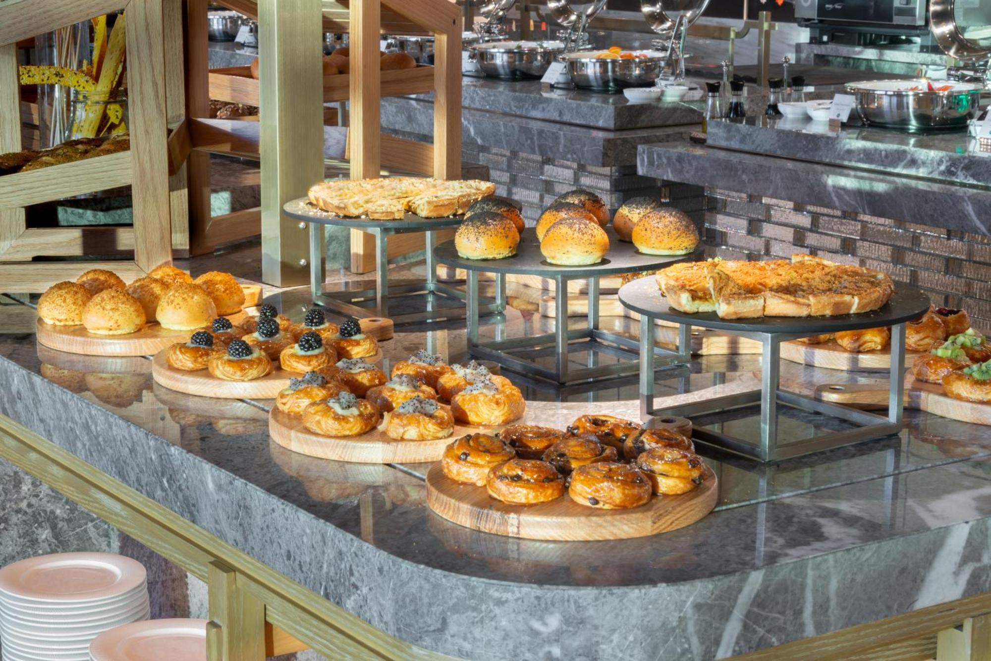 Narcissus The Royal Hotel الرياض المظهر الخارجي الصورة A selection of pastries